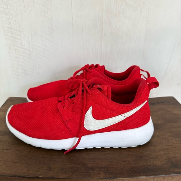 Nike Red Roshe One - Picture 2 of 8